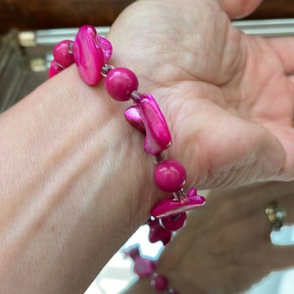 Fuchsia pink shell stretch bracelet with pink divider beads - Picture 4 of 4